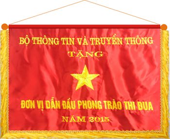 Co-thi-dua-cua-Bo-Thong-tin-va-Truyen-thong-trao-tang-cho-don-vi-dan-dau-phong-trao-thi-dua-nam-2015