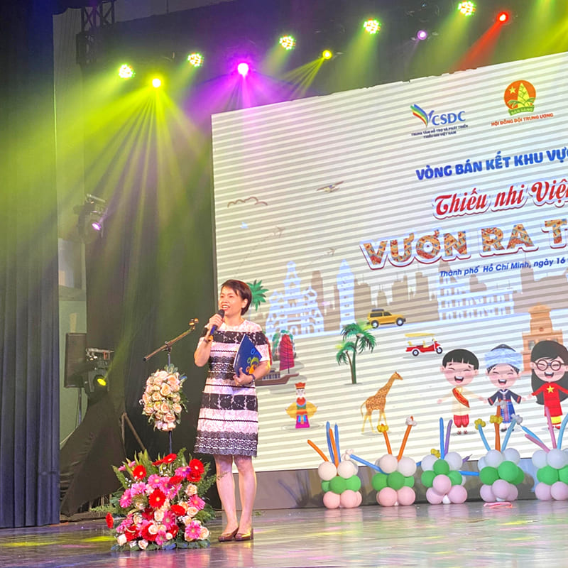 Chị Lê Thị Thu, Phó TGĐ Tập đoàn Giáo dục Đại Trường Phát chia sẻ với các em Thiếu nhi
