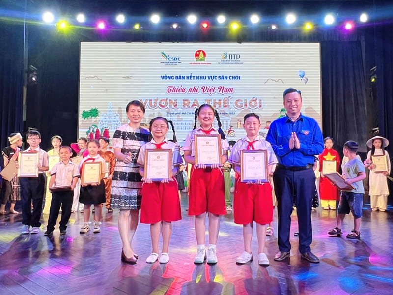 Chị Lê Thị Thu và anh Lê Anh Quân Phó Chủ tịch Hội đồng Đội trung ương trao tặng giải Nhất cho trường Tiểu học Nguyễn Thanh Tuyền