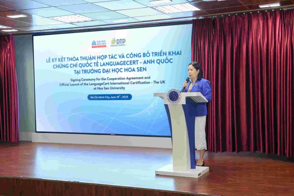 Cô Việt Nam phát biểu