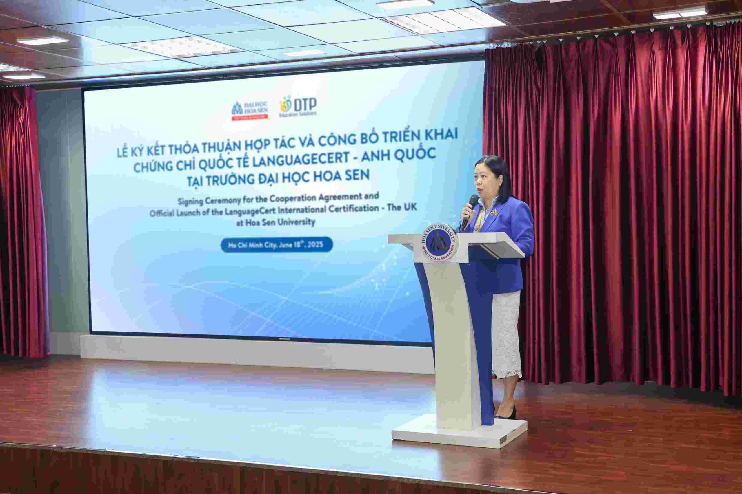 Cô Việt Nam phát biểu