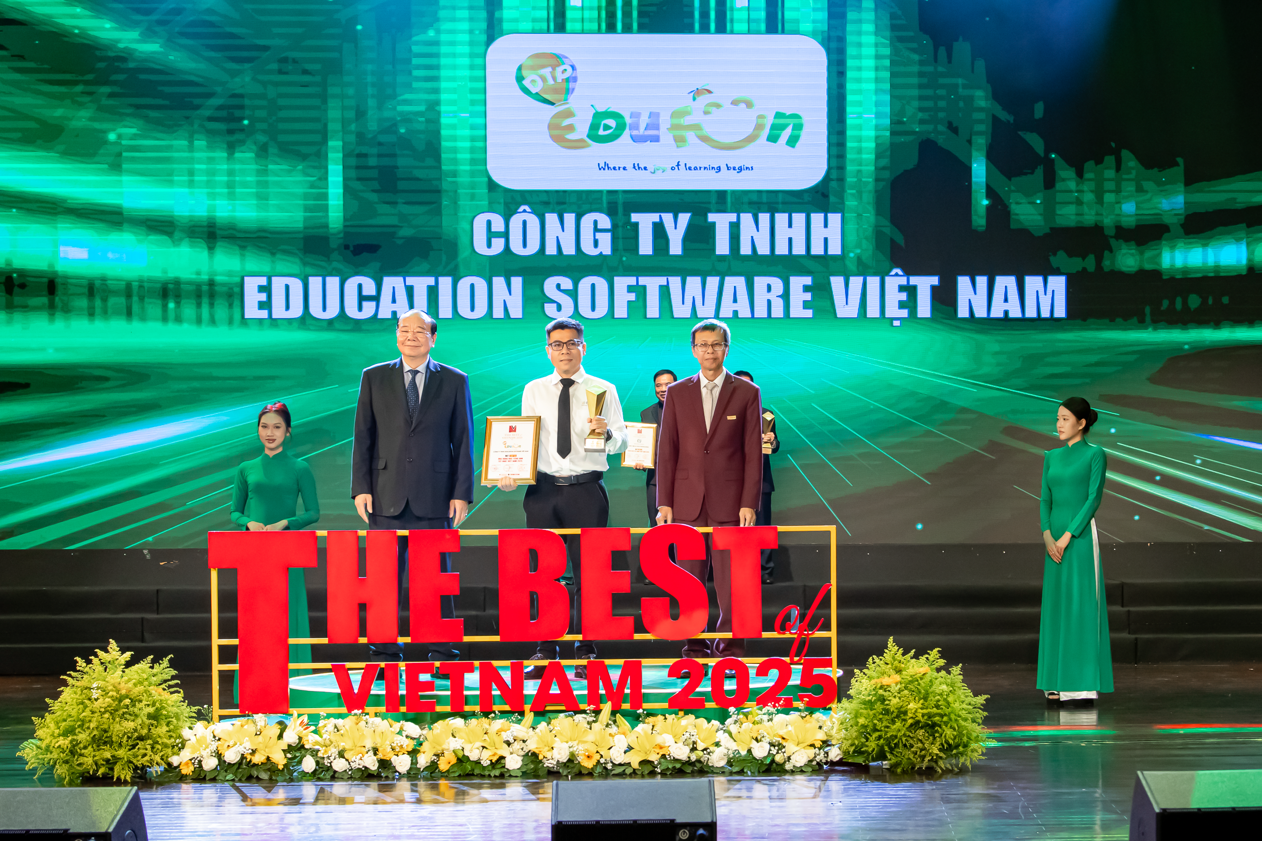 dai-dien-tap-doan-giao-duc-dai-truong-phat-nhan-giai