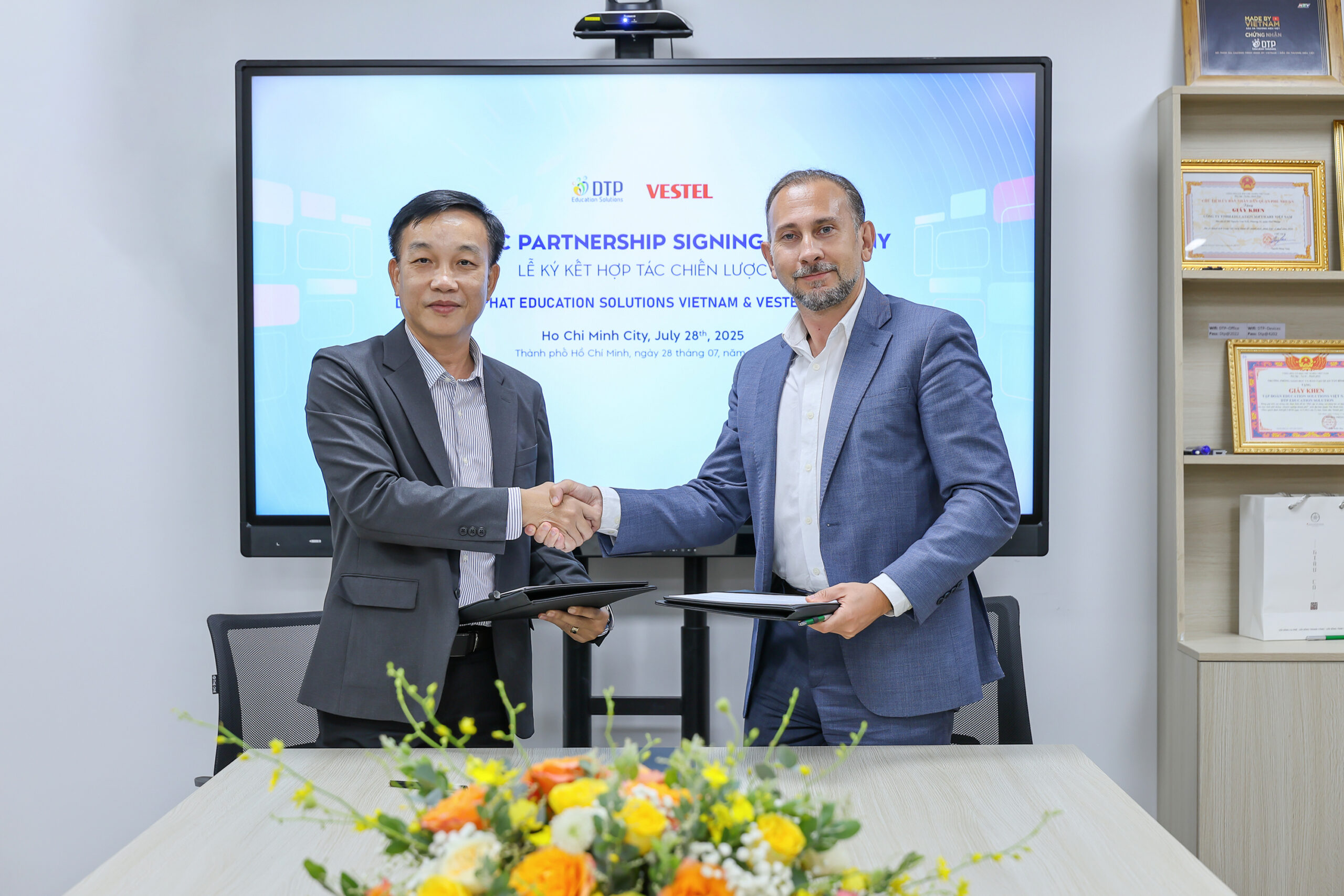 đại diện tập đoàn giáo dục Đại Trường Phát bắt tay cùng đại diện công ty Vestel